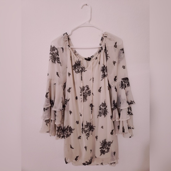 Bell sleeve dress - Picture 3 of 3